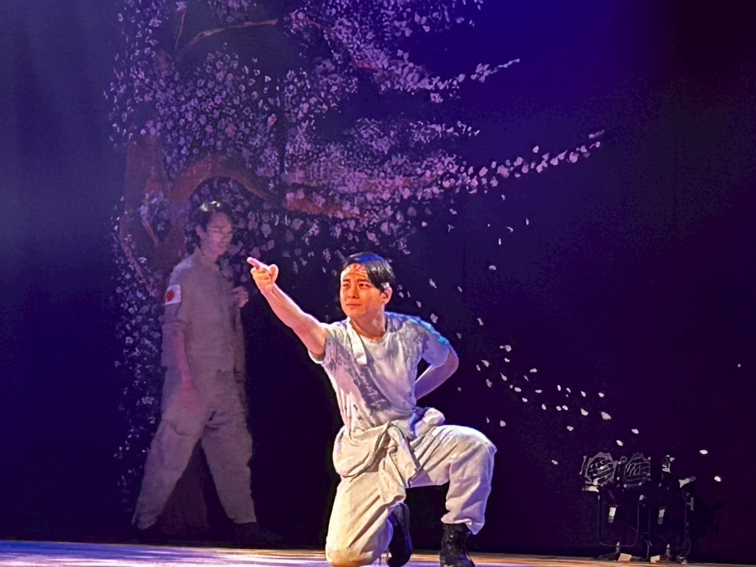 桜の演出の中で言葉を届ける出演者