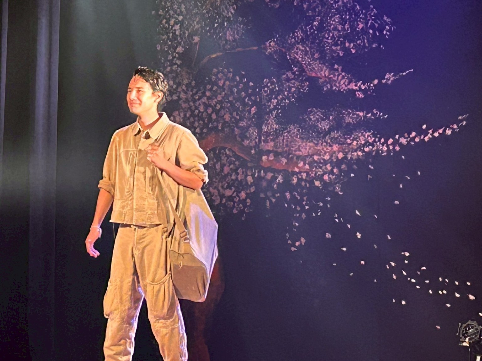 桜の演出の前に立つ出演者